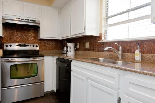 Three-Bedroom Deluxe Apartment image 5
