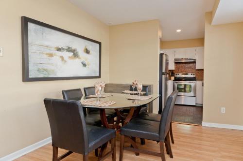 Three-Bedroom Deluxe Apartment image 4