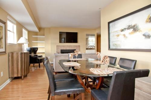 Three-Bedroom Deluxe Apartment image 3