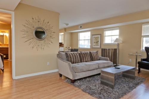 Three-Bedroom Deluxe Apartment image 2
