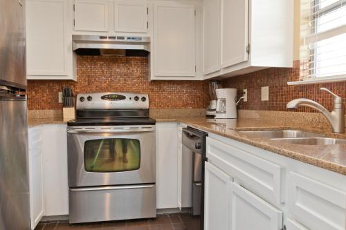 Three-Bedroom Deluxe Apartment image 1