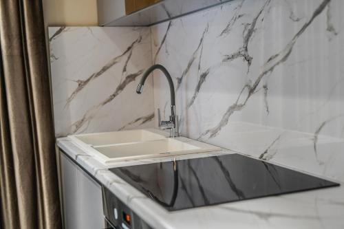 Haris Luxury Apartment no.4, Тирана (фото 10)