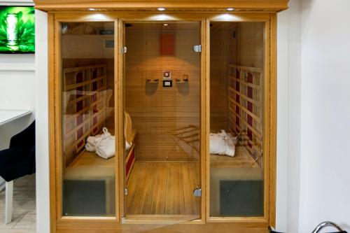 Sauna, Escape Luxury Suite by CA DOMUS COLLECTION in Trevi
