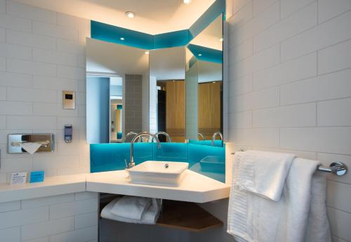 Bathroom, Holiday Inn Express Cardiff Bay in Cardiff
