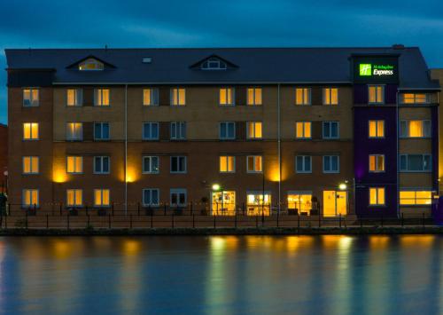 Holiday Inn Express Cardiff Bay, An Ihg Hotel