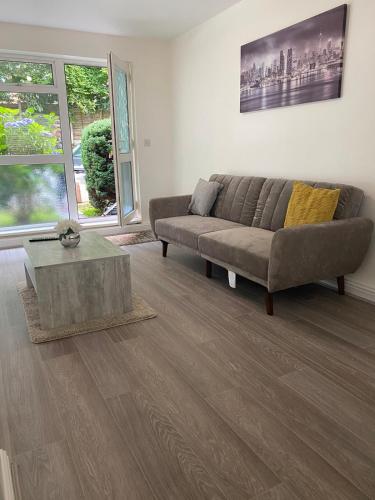 Gorgeous ground floor apartment + free parking