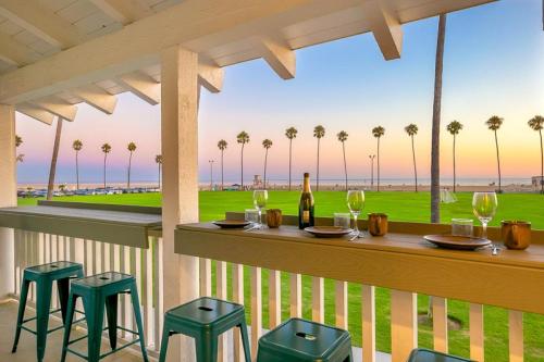 B&B Newport Beach - Oceanfront Balboa Boardwalk Units I, II, & III - Bed and Breakfast Newport Beach