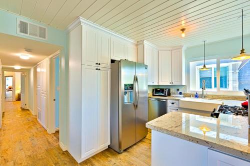 NB-126B - Modern Newport Beach Condo - main image