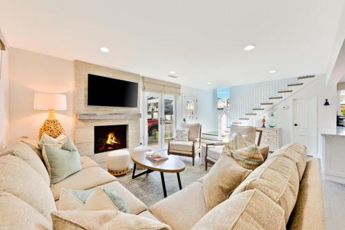 Balboa Island Diamond Resort Compound in Newport Beach, USA