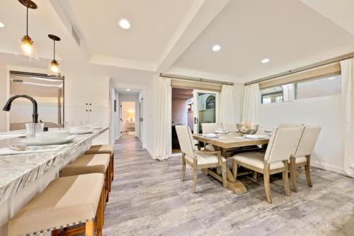 Balboa Island Diamond Resort Compound in Newport Beach, USA
