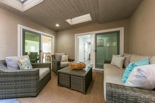 Balboa Island Diamond Resort Compound in Newport Beach, USA