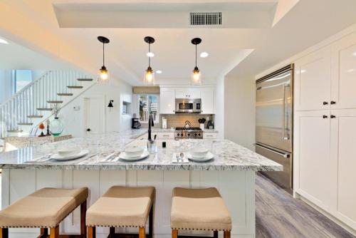 Balboa Island Diamond Resort Compound in Newport Beach, USA