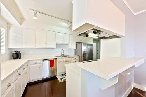 NB-200A - 2-Story Sensational Balboa Beachfront Charm - image 3