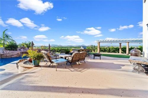 TV-404 Endless Vineyard Views - image 8