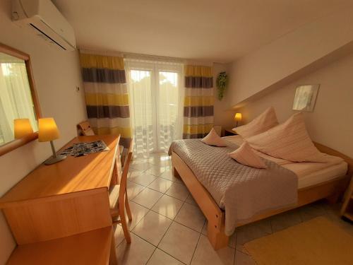 Double or Twin Room image 9