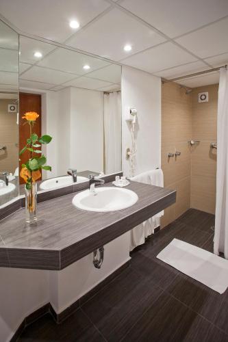 Stanza Hotel Ideally located in the prime touristic area of Condesa-Roma, Stanza Hotel promises a relaxing and wonderful visit. The hotel offers a high standard of service and amenities to suit the individual need