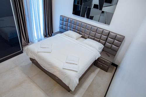 1 king bed, 2 sofa beds