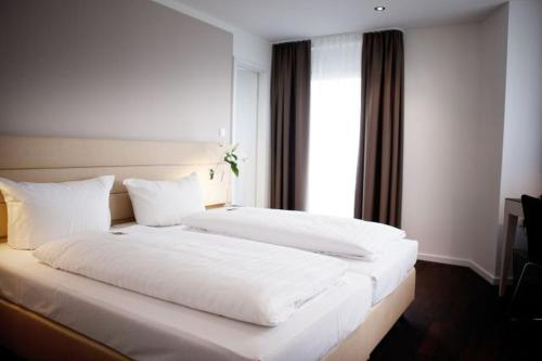 Manhattan Hotel - image 13
