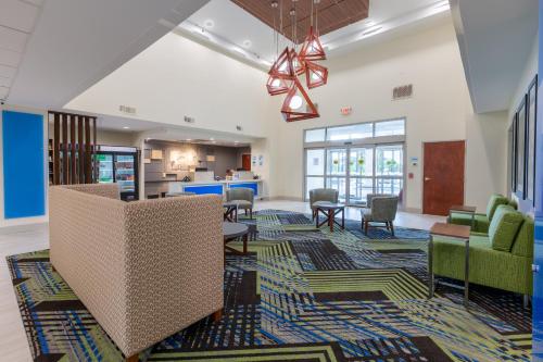 Holiday Inn Express & Suites Arlington North – Stadium Area an IHG Hotel - main image