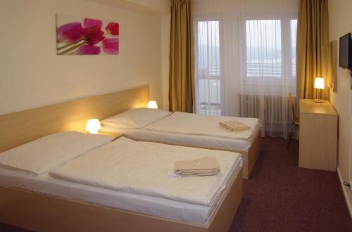 Standard Double or Twin Room image 7