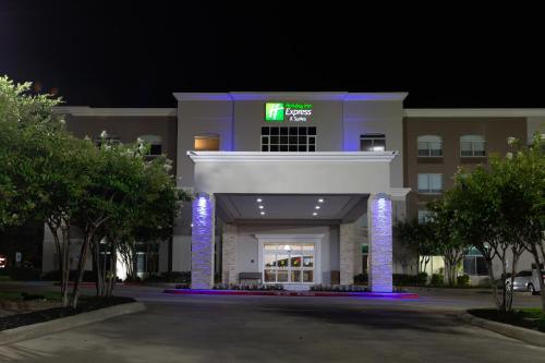 Holiday Inn Express & Suites Arlington North – Stadium Area, an IHG Hotel