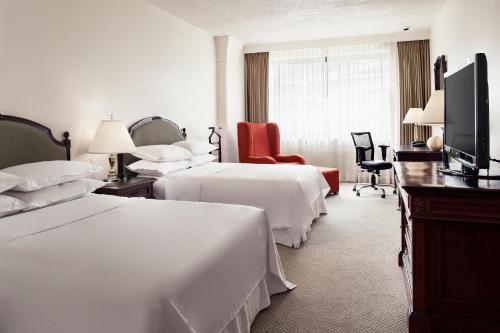 2 queen beds