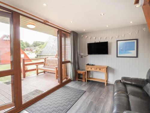 Sunshine Chalet (No 85) - image 4