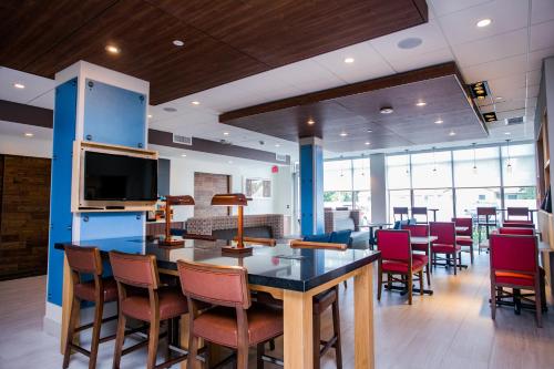 Holiday Inn Express & Suites Rehoboth Beach, an IHG Hotel