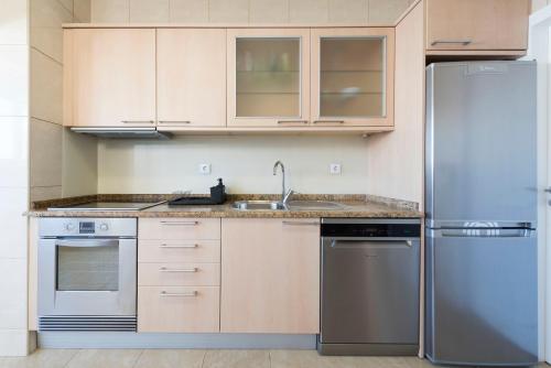 LovelyStay - Downtown Modern 2BR Flat with Free Parking - image 6