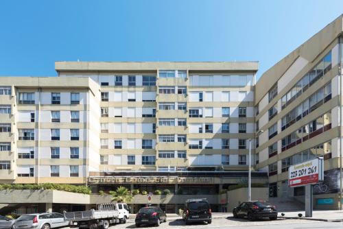 LovelyStay - Downtown Modern 2BR Flat with Free Parking - image 7