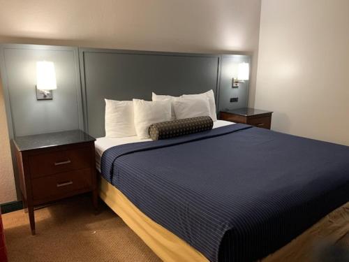 Days Inn by Wyndham Great Lakes - N. Chicago