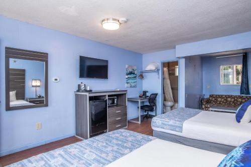 2 queen beds, 1 double bed