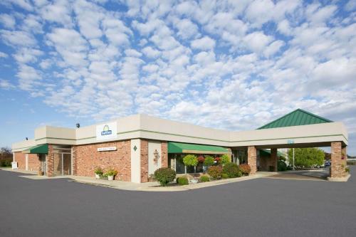 . Days Inn by Wyndham Sidney OH