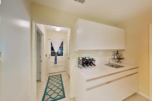Five Oaks Coastal Cottage in Gated Seabrook Island home - image 6