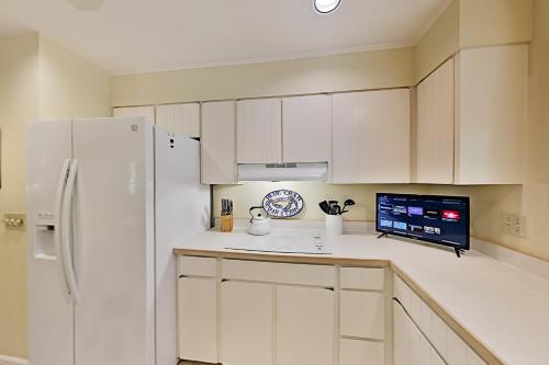 Five Oaks Coastal Cottage in Gated Seabrook Island home - image 8