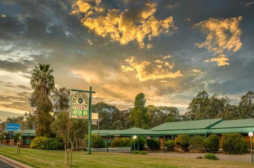 . Deniliquin Country Club Motor Inn