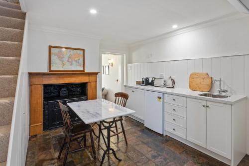 ห้องครัว, Lythgo's Row Colonial Cottages in ปองต์วิลล์