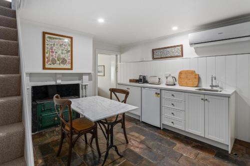 ห้องครัว, Lythgo's Row Colonial Cottages in ปองต์วิลล์