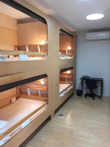 Våningssäng i sovsal för kvinnor  (Bunk Bed in Female Dormitory Room  )