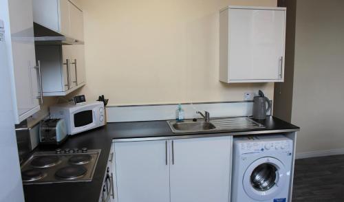 CONTEMPORARY APARTMENT HEATON, CLOSE To AMENITIES EXCELLENT TRAVEL LINKS, FULLY SERVICED
