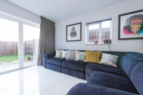 Modern 3 Bed House In London For Up To 4 People - With Private Parking And Garden, Brent Cross, London