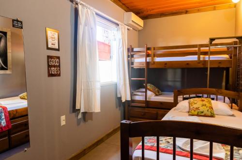 1 double bed, 1 bunk bed