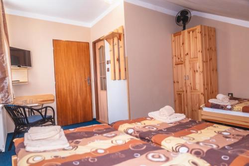 3 twin beds