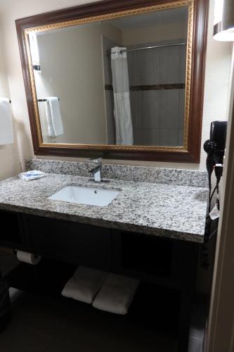 West Worth Inn & Suites White Settlement - 화장실