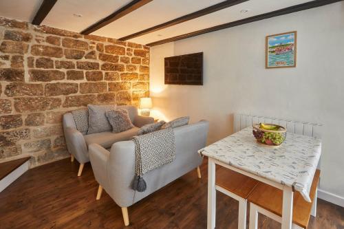 Host & Stay - Dolphin Cottage 1736, Whitby