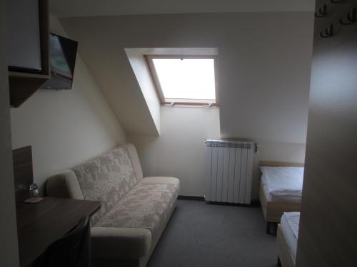 3 twin beds