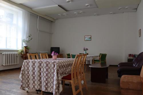 Shared lounge/TV area, Hostel Louna in Parnu