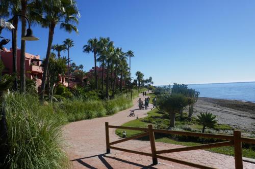 Salinas. Apartment for 4. Terrace/Parking/Pools/Gym/4mins beach