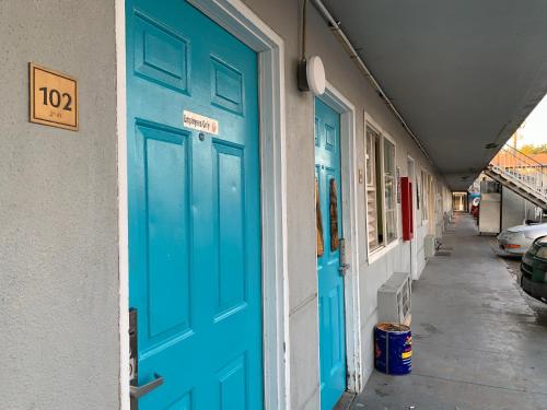 Exterior view of Tiki Lodge Hotel Modesto