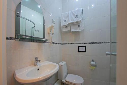 White & Black Home - Photo 2